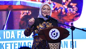 Menteri Ketenagakerjaan, Ida Fauziyah saat mengunjungi SMK Mitra Industri 02 di Pati, Jawa Tengah, Rabu (15/5)/Istimewa.