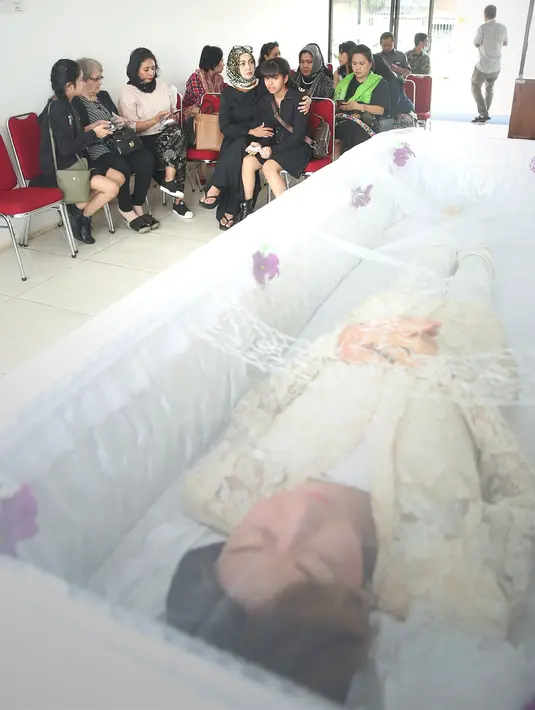 Ayu Azhari, sebagai sahabat ia sudah hadir di rumah duka sejak pagi. Ia pun mengaku ikut memandikan jenazah Yana Zein, dan ini menjadi pengalaman ke duanya. Sebelumnya, Ayu pernah memandikan jenazah ibundanya. (Bambang E.Ros/Bintang.com)