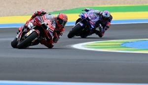 Pembalap Spanyol dari Ducati Lenovo, Marc Marquez (kiri), dan pembalap Australia dari Prima Pramac Yamaha, Jack Miller, selama sesi latihan MotoGP Grand Prix Brasil di sirkuit internasional Ayrton Senna di Goiania, negara bagian Goias, Brasil, pada 20 Maret 2026. (EVARISTO SA/AFP)