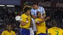 Pemain Argentina Ramiro Mori (tengah) berduel dengan Pemain Brasil David Luiz pada laga Pra-Piala Dunia 2018 zona CONMEBOL di Stadion Monumental Antonio Verspucio Liberti,Buenos Aires, Sabtu (14/11/2015) WIB.(REUTERS/Enrique Marcarian)