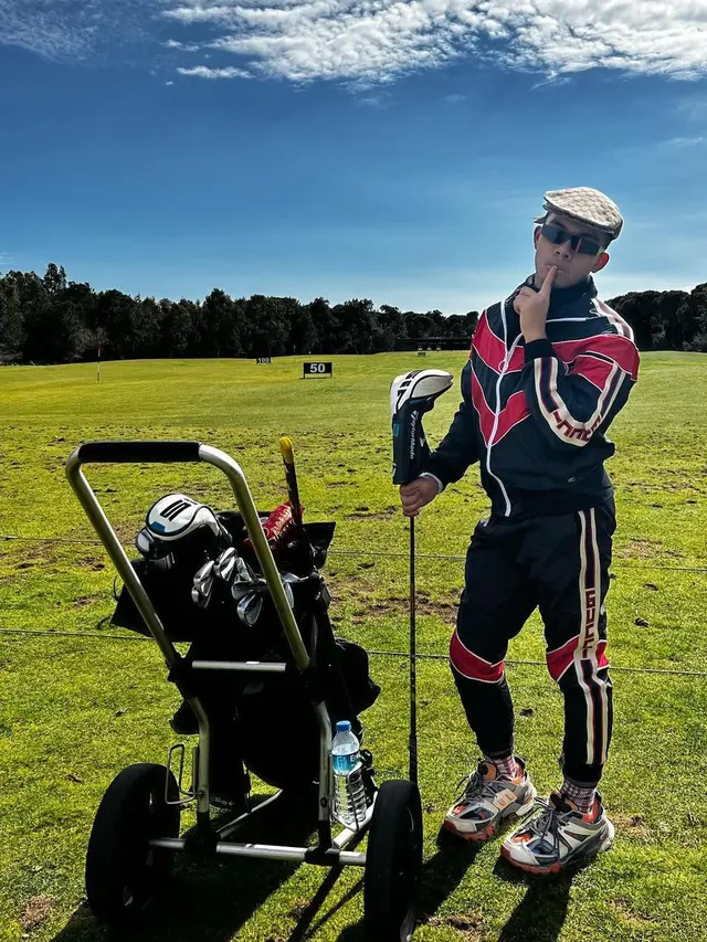 Wakili Banten di PON 2024, 6 Gaya Sporty Saaih Halilintar saat Bermain Golf