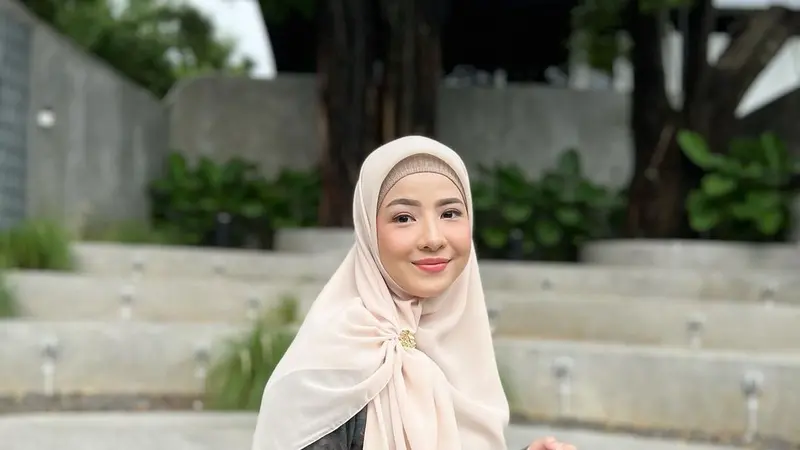 6 Inspirasi Gaya Hijab Syar’i ala Natasha Rizky yang Teduh Menawan