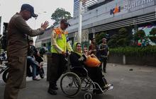 FOTO: Aksi Sigap Petugas KAI Commuter Line Layani Penumpang Lanjut Usia