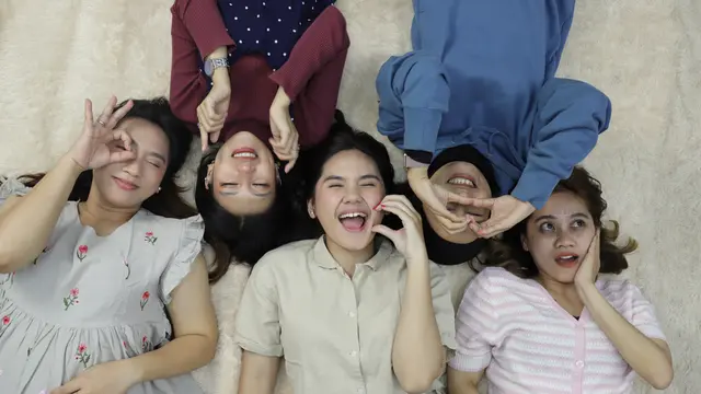 wanita november teman sedikit bahagia