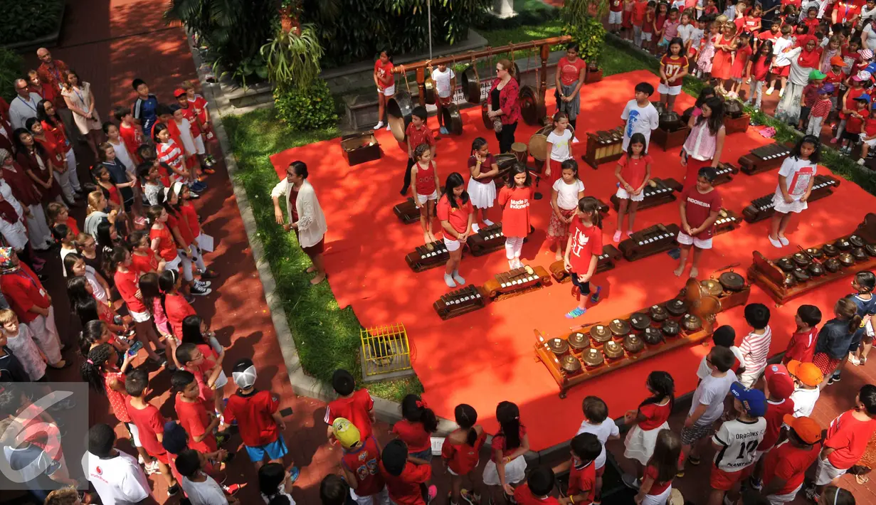 Ratusan siswa menyanyikan lagu Kemerdekaan Indonesia di pelataran Jakarta Intercultural School (JIS) Pattimura, Jakarta, Rabu (24/8). Peringatan HUT RI dimeriahkan oleh siswa JIS dengan mengadakan sejumlah perlombaan. (Liputan6.com/Gempur M Surya)