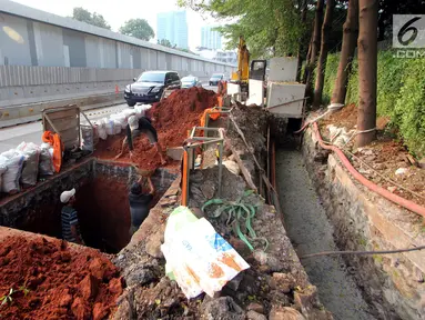Pekerja melakukan pengerjaan penataan jalur pedestrian di Jalan Sisingamangaraja, Jakarta Selatan, Jumat (4/5). Selain melakukan penataan jalur pedestrian, dilokasi tersebut juga dilakukan pengerjaan perbaikan saluran air. (Liputan6.com/JohanTallo)