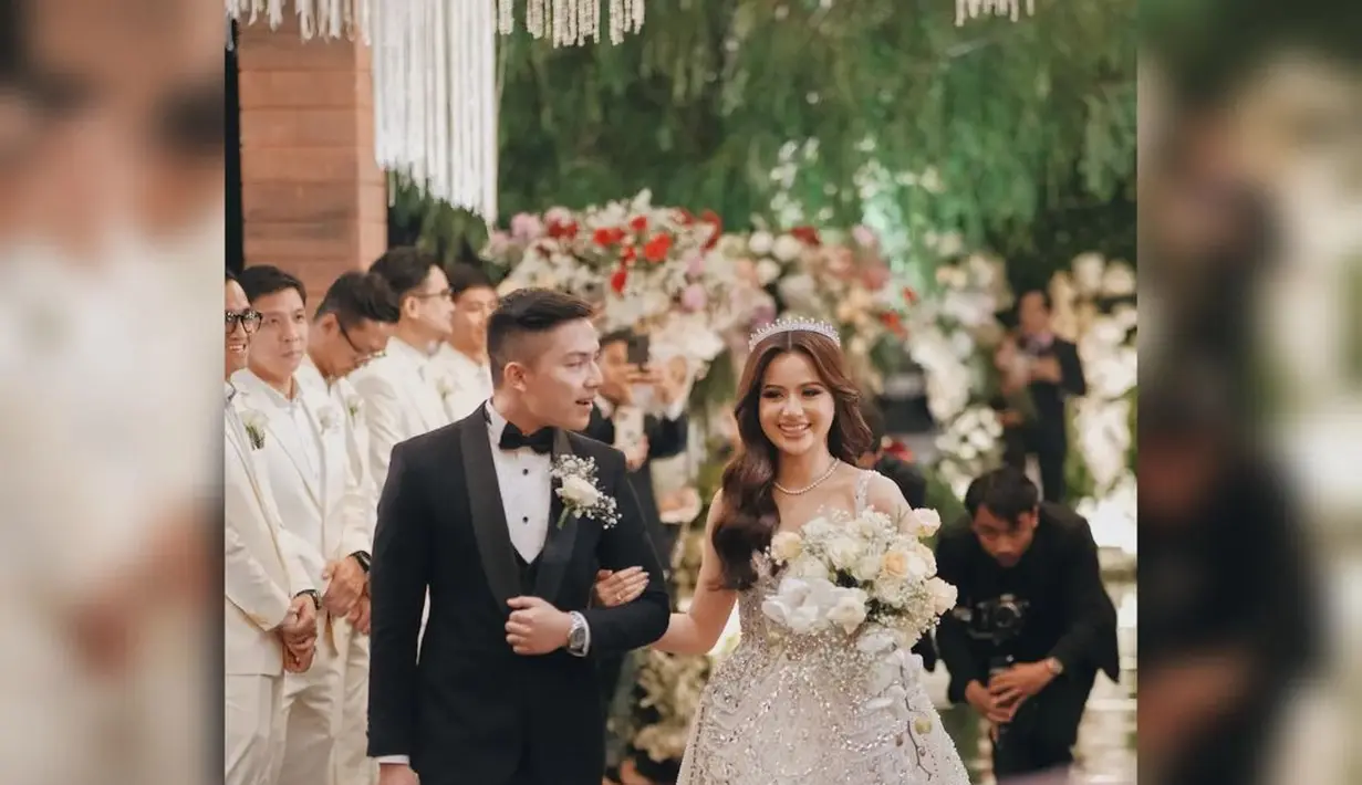 Anggi Marito dan Kenji Ganessha sudah resmi menikah sejak 18 November lalu. Keduanya baru mengadakan resepsi pada 10 Desember 2023. 
[@rhay_david/@denivedder]