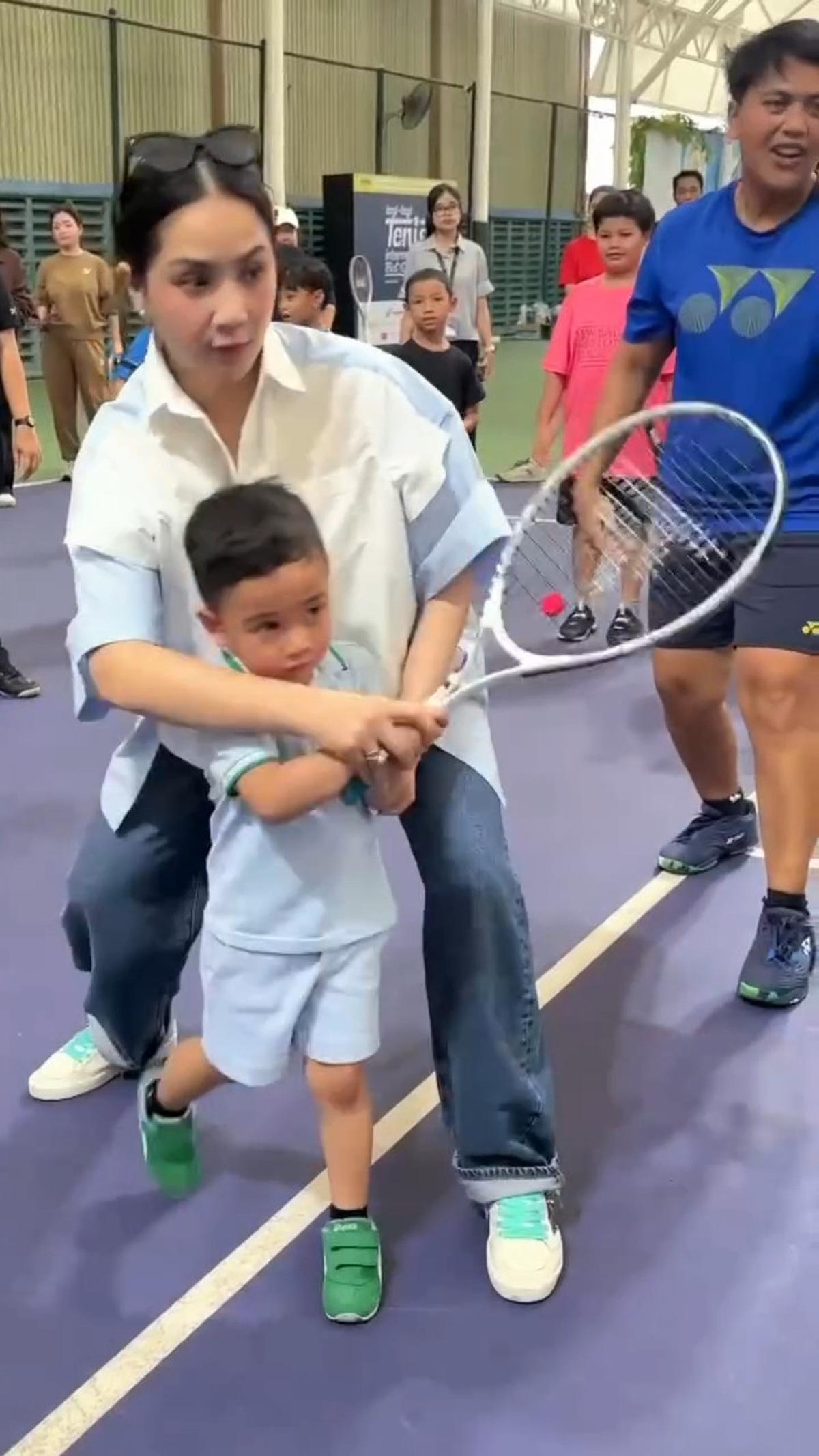 Potret Rayyanza Ikut Latihan Tenis Didampingi Nagita Slavina, Netizen: Produktif Banget