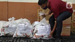 Petugas menata tanda pengenal petugas ketertiban di Gudang Logistik KPU, Depok, Jawa Barat, Jumat (13/11/2020). KPU Kota Depok telah merakit 4.015 kotak suara serta menyediakan 16.060 bilik suara yang akan digunakan untuk Pilkada Kota Depok pada 9 Desember 2020. (Liputan6.com/Herman Zakharia)