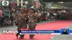 Uniknya para siswa tidak saja hanya memakai pakaian adat, namun juga meperagakan cara menyapa ke penonton yang hadir.