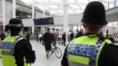 Petugas keamanan mengamati aktivitas di stasiun kereta Manchester Victoria, Inggris, (30/5). Sempat ditutup, stasiun kereta Manchester Victoria kembali dibuka setelah lebih dari sepekan insiden bom bunuh diri di Manchester Arena (Owen Humphreys/PA via AP)