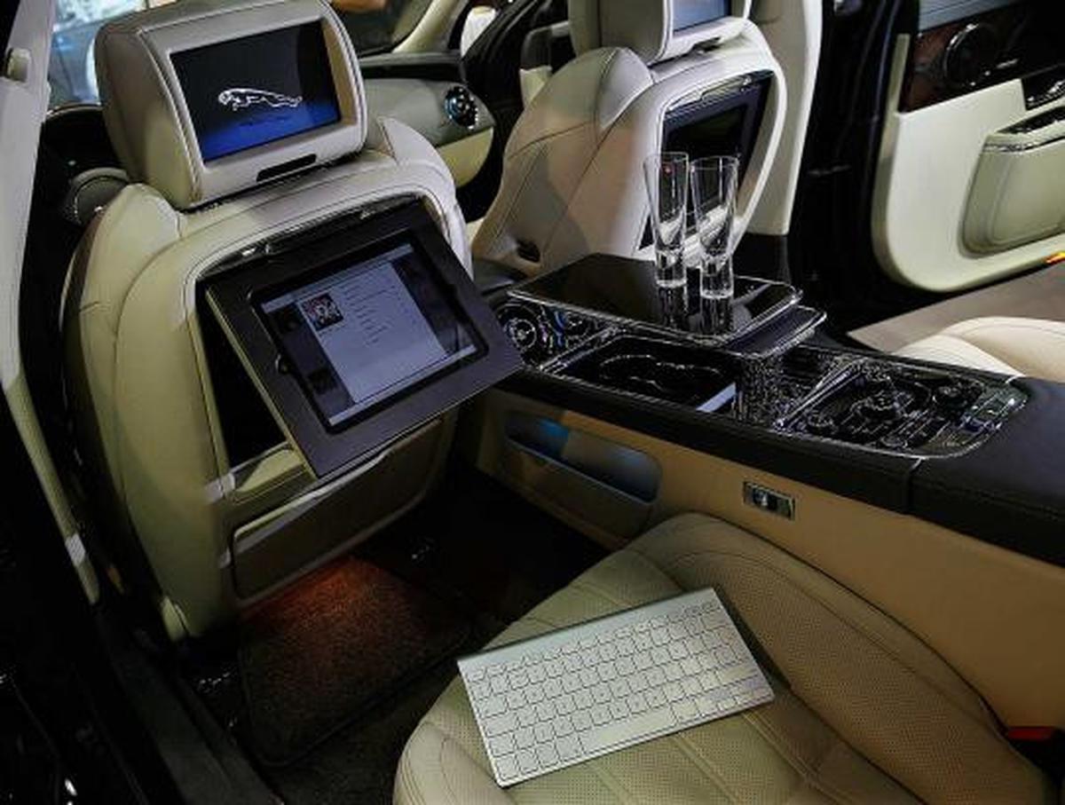 Mobil Jaguar XJ Ultimate dilengkapi iPad Apple