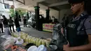 Petugas menjaga barang bukti bahan dan mie berformalin di Panggungharjo ,Sewon ,Bantul,Yogyakarta, (10/8). Pabrik diketahui menggunakan zat berformalian untuk meproduksi mie buatannya. (Boy Harjanto)