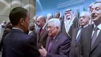 Presiden Joko Widodo saat berbincang dengan Presiden Palestina Mahmoud Abbas di KTT Luar Biasa OKI di Istanbul, Turki. (Liputan6/Kementerian Luar Negeri RI)