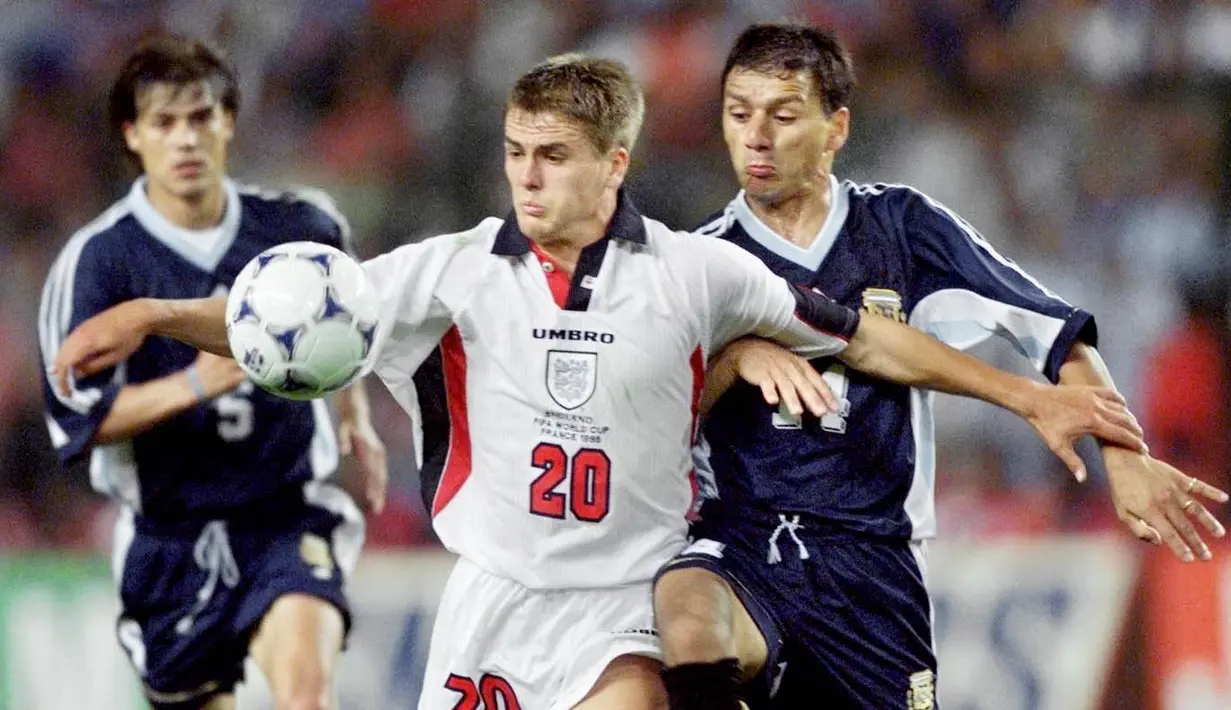 Michael Owen merupakan sosok striker yang memiliki kecepatan hingga penyelesaian akhir yang tajam. Peraih Ballon d'or ini sempat mencuri perhatian kala berlaga di Piala Dunia 1998. Mantan bintang Liverpool ini menjadi pemain termuda Inggris di Piala Dunia saat usianya masih 18 tahun. (AFP/Patrick Kovarik)