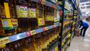 Petugas menata minyak goreng di rak sebuah supermarket kawasan Jakarta, Jumat (25/3/2022). Sempat mengalami kekosongan stok, saat ini minyak goreng sudah kembali normal di supermaket dengan harga 2 liter mulai dari Rp 36 ribu - Rp45 ribu tergantung merek. (Liputan6.com/Johan Tallo)