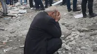 Seorang korban dari gempa bumi dengan magnitudo 7,7 di wilayah Diyarbakir, Turki pada 6 Februari 2023 pasca dilanda gempa. (Ilyas Akengin/AFP)