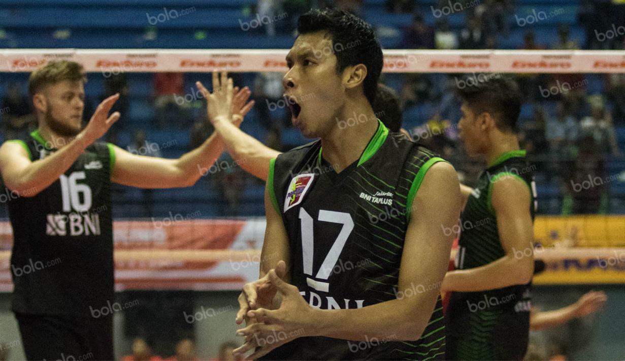 Pevoli Jakarta BNI Taplus, Aji Maulana, merayakan keberhasilan menaklukan Samator Surabaya pada final four seri kedua Proliga 2016 di GOR Amongrogo, Yogyakarta, Jumat (6/5/2016). (Bola.com/Vitalis Yogi Trisna)