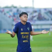 Tendangan salto striker Persita Tangerang, Hokky Caraka membobol gawang Persik Kediri dalam laga pekan ke-15 BRI Super League 2025/2026 di Indomilk Arena, Tangerang, Minggu (21/12/2025). (Bola.com/Muhammad Iqbal Ichan)