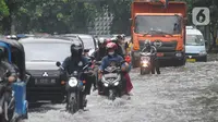 Titik-titik banjir berada di sejumlah lokasi di Jakarta Barat dan Jakarta Selatan. (merdeka.com/Arie Basuki)