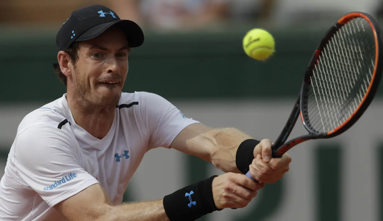 Petenis asal Inggris, Andy Murray, saat pertandingan melawan petenis Slovakia, Martin Klizan pada babak kedua Prancis Terbuka di Stadion Roland Garros, (01/06/2017). Murray menang dengan 6-7, 6-2, 6-2, 7-6.(AP/Petr David Josek)