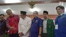 Cagub Jateng Ganjar Pranowo dan Cawagub Jateng Taj Yasin didampingi perwakilan partai pengusung saat mendaftar di KPUD Jateng, Semarang, Selasa (9/1). Pendaftaran paslon ini dilakukan di hari kedua waktu pendaftaran. (Liputan6.com/Gholib)