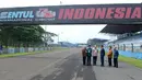 Presiden Jokowi bersama pembalap, Tinton Suprapto dan Ananda Mikola berkeliling Sirkuit Internasional Sentul, Bogor, Selasa (6/3). Jokowi meninjau sirkuit yang direncanakan ingin dijadikan lokasi MotoGP 2021. (Liputan6.com/Pool/Kris-Biro Pers Setpres)