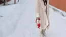 Cathy Sharon menikmati liburan akhir tahun di Jepang dengan gaya yang memukau. Saat menikmati salju, ia mengenakan wool coat warna beige yang elegan, dipadukan dengan turtleneck hangat dan long pants yang sempurna untuk musim dingin. Cathy menambahkan bucket hat wool serba putih untuk melengkapi tampilan modisnya. [@cathysharon].