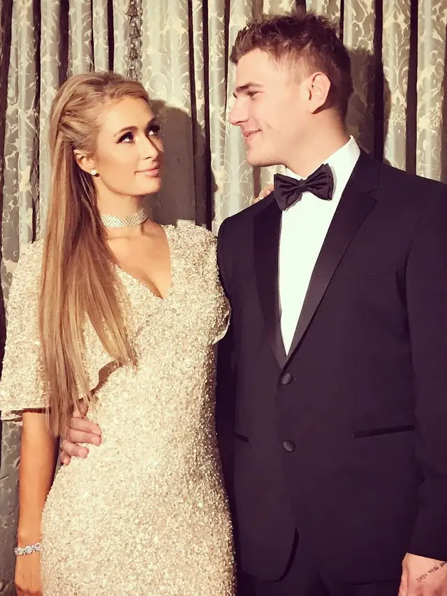 [Bintang] Paris Hilton - Chris Zylka