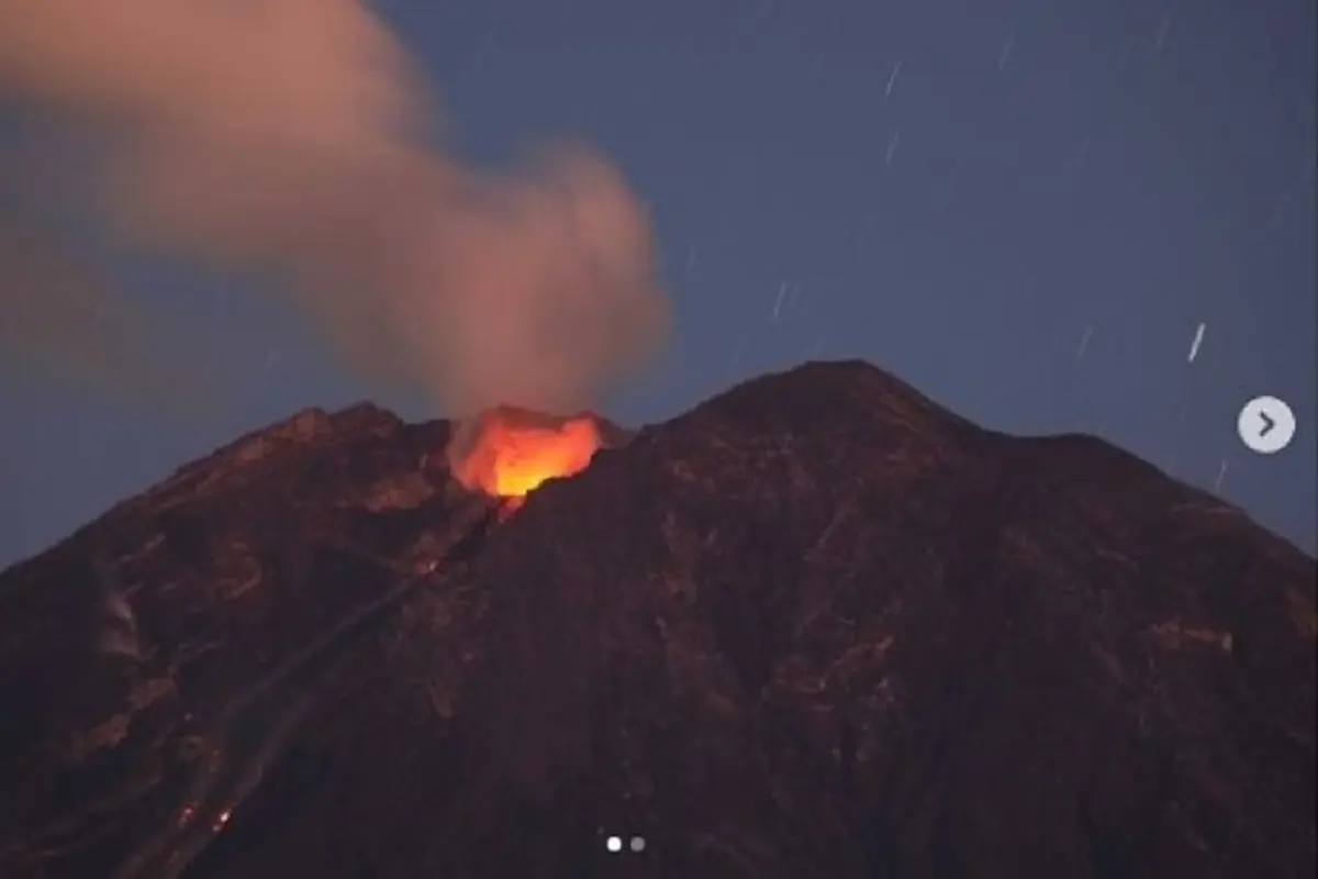 Semeru kembali mengeluarkan guguran awan panas. (Humas Pemprov Jatim)