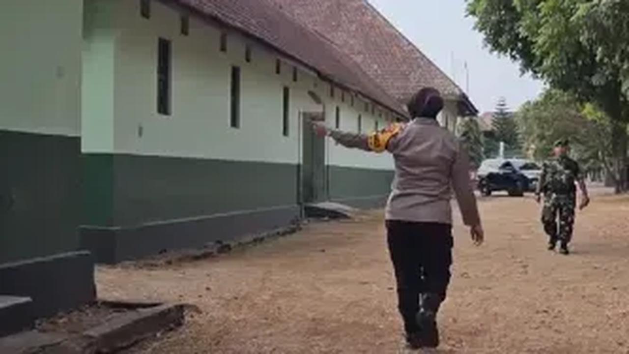"Rumah masa kecil. Kami sekeluarga pernah tinggal di sini," ceritanya. <br><br>"Lorong asrama ini jadi saksi kenakalan anak-anak di masa itu,"  pungkas Aryuni.