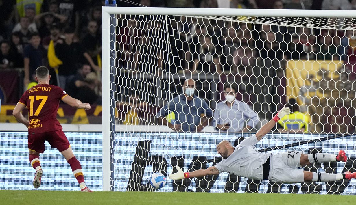 AS Roma kembali memperkecil kedudukan menjadi 2-3 pada menit 69. Eksekusi penalti Jordan Veretout berhasil menaklukkan Pepe Reina. (AP/Andrew Medichini)