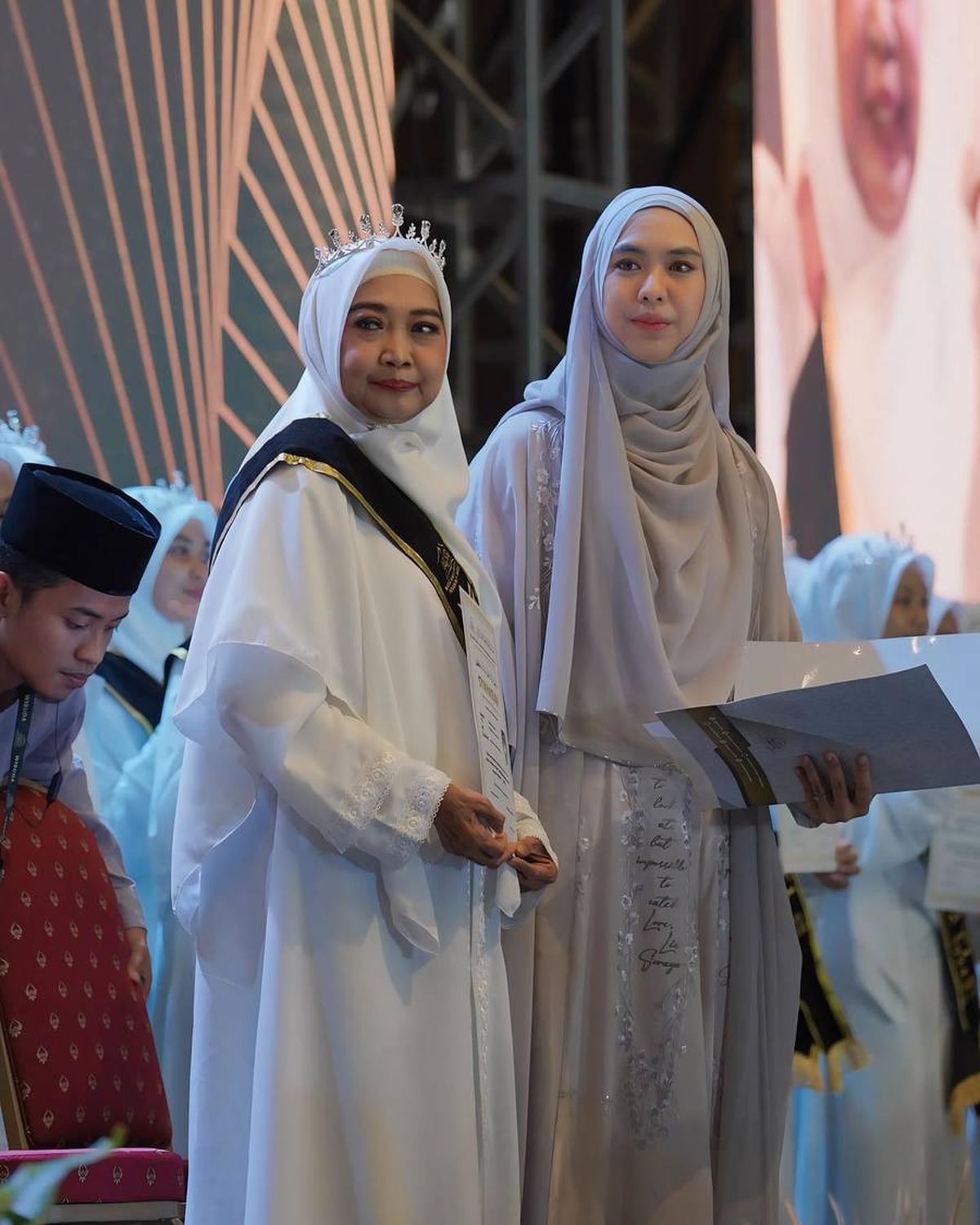 Tersampir di bahunya, selempang bertuliskan "WISUDAWATI TAHFIDZ 20 JUZ" menjadi simbol pencapaian luar biasa Yunifah Ismawati.<br><br>