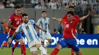 Kapten Argentina, Lionel Messi coba dihentikan oleh bek Chili Igor Lichnovski dalam laga Copa America 2024 di MetLife Stadium, New Jersey, Rabu (26/6/2024) pagi WIB. (AP Photo/Pamela Smith)