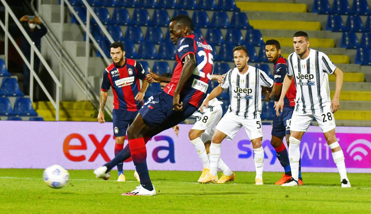 Pemain Crotone, Simy Nwankwko, mencetak gol lewat tendangan penalti ke gawang Juventus pada laga Liga Italia di Stadion Ezio Scida, Minggu (18/10/2020). Kedua tim bermain imbang 0-0. (Francesco Mazzitello/LaPresse via AP)