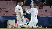 Striker Paris Saint-Germain (PSG), Kylian Mbappe, melakukan selebrasi usai mencetak gol ke gawang Barcelona pada laga Liga Champions di Stadion Camp Nou, Rabu (17/2/2021). Barcelona takluk dengan skor 1-4. (AFP/Lluis Gene)