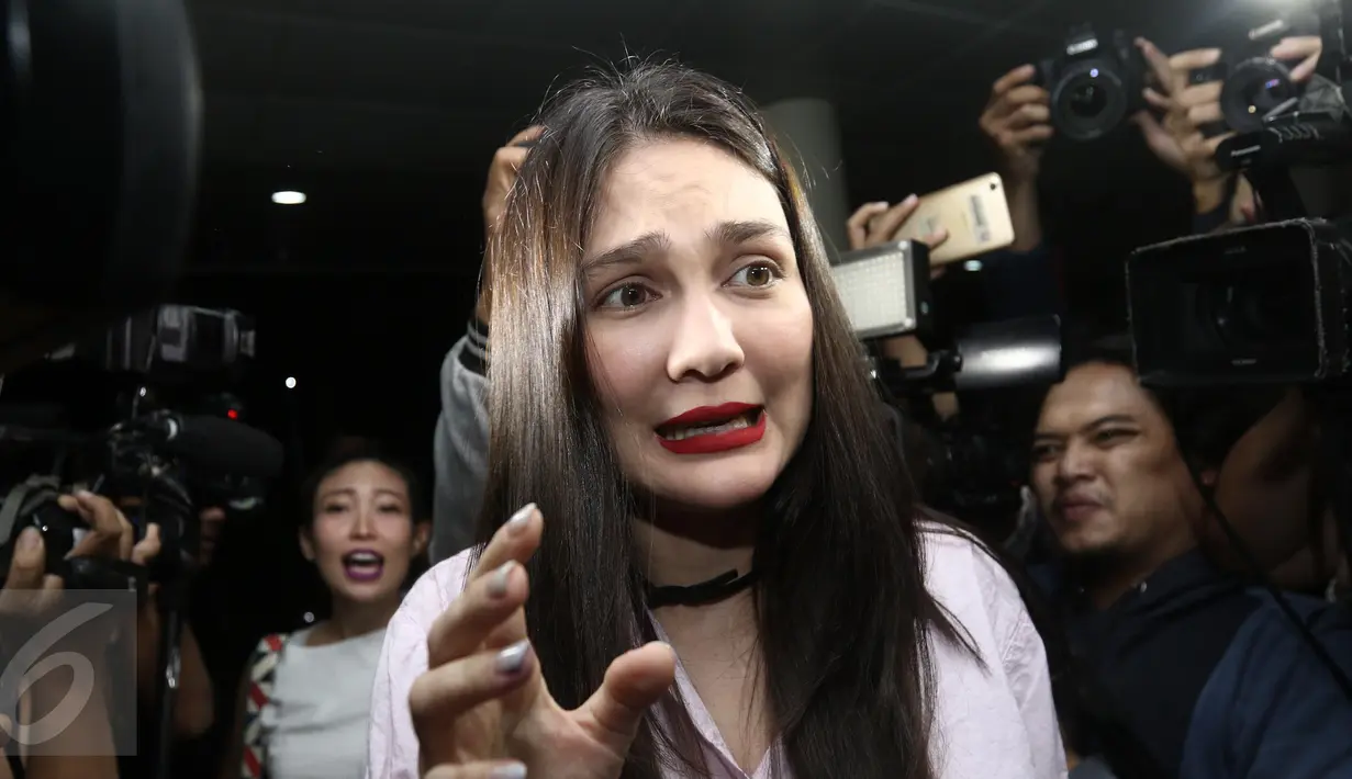 Luna Maya saat tiba di Rumah Sakit Cipto Mangunkusumo, Jakarta, pada Rabu (19/4). Kedatangan Luna Maya untuk menjenguk Julia Perez yang dikabarkan dalam kondisi kritis. (Liputan6.com/Herman Zakharia)