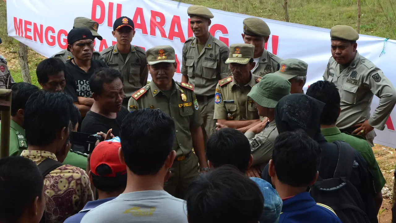 Tolak Digusur, 487 Kepala Keluarga Lawan Petugas