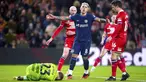 Pemain Chelsea, Enzo Fernandez, tampak kecewa setelah gagal mencetak gol ke gawang Middlesbrough dalam laga leg pertama semifinal Carabao Cup 2023/2024 yang digelar di Riverside Stadium, Rabu (10/1/2024). The Blues takluk 0-1 dari tuan rumah. (PA via AP/Owen Humphreys)