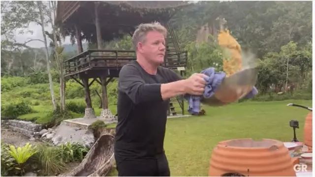Aksi Gordon Ramsay Bikin Nasgor Khas Indonesia, Pakai Lempar Nasi