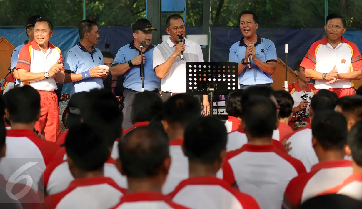 Panglima TNI, Jenderal TNI Gatot Nurmantyo (tengah) bernyanyi bersama usai berolahraga bersama ratusan prajurit TNI di Lapangan Kohanudnas Halim Perdanakusuma Jakarta, Jumat (4/12/2015). (Liputan6.com/Helmi Fithriansyah)