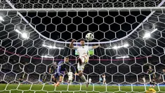 Pemain Jerman, Niclas Fullkrug (kanan) berusaha mencetak gol ke gawang Skotlandia pada laga pembuka Grup A Euro 2024 di Allianz Arena, Munchen, Jerman, Sabtu (15/06/2024) WIB. (AP Photo/Antonio Calanni)