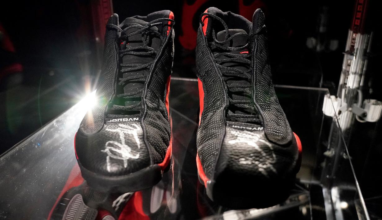 Catatan itu memecahkan rekornya sendiri sebesar USD 1,5 juta atau sekitar Rp 22,4 miliar untuk sepatu kets pada September 2021. (Photo by TIMOTHY A. CLARY / AFP)