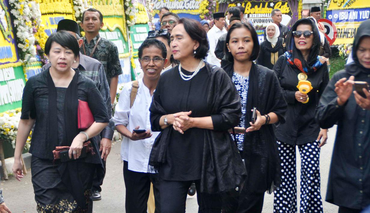 Warga berjalan di sekitar tempat persemayaman Ani Yudhoyono di Puri Cikeas, Bogor, Jawa Barat, Minggu (2/6/2019). Ani Yudhoyono akan dimakamkan secara militer di TMP Kalibata. (Liputan6.com/Immanuel Antonius)