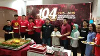 CEO PSM Makassar, Munafri Arifuddin (tengah, berpakaian hitam) bersama perwakilan pemain dan keluarga besar PSM Makassar dalam syukuran 104 tahun klub berjulukan Juku Eja itu di lobi Stadion Andi Mattalatta, Mattoangin, Makassar, Senin (4/11/2019). (Bola.com/Abdi Satria)