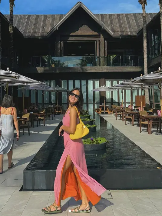 Paduan nuansa pop berhasil ciptakan kesan sempurna pada tampilan. [Foto: Instagram/ Pevita Pierce]