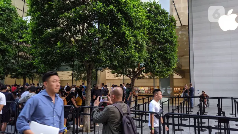 Suasana antrean iPhone 11 di Apple Apple Orchard Road, Singapura, Jumat (20/9/2019). Liputan6.com/Yuslianson