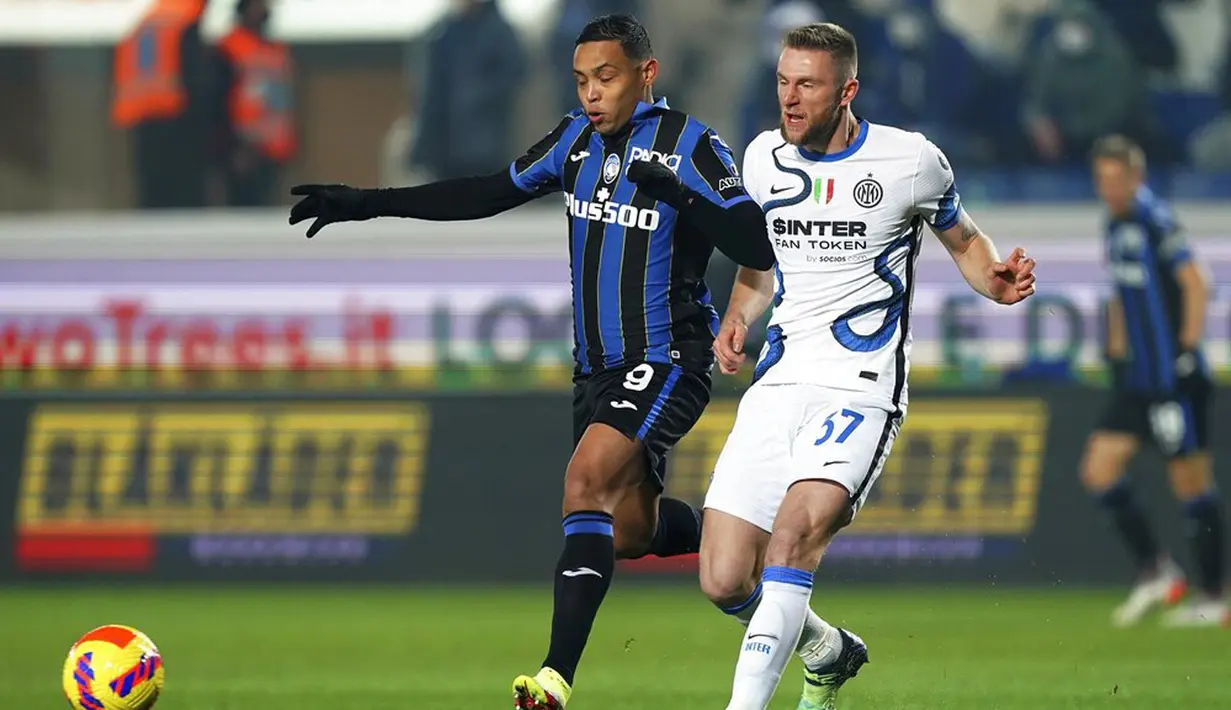Pemain Atalanta Luis Muriel (kiri) berebut bola dengan pemain Inter Milan Milan Skriniar pada pertandingan sepak bola Liga Italia di Stadion Gewis, Bergamo, Italia, 16 Januari 2022. Pertandingan berakhir imbang 0-0. (Spada/LaPresse via AP)