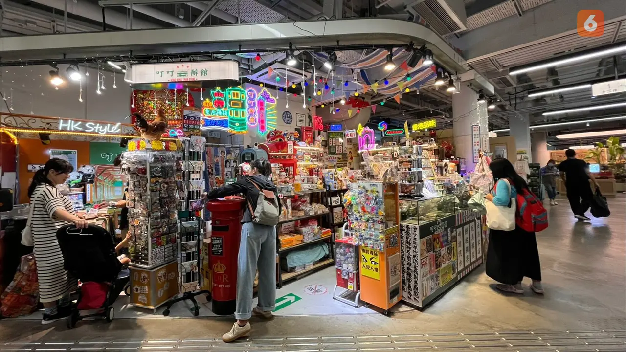 Central Market di Hong Kong yang telah direnovasi, dan potret lama di tangga yang sama saat dulunya masih pasar tradisional di abad ke-18. (Dok: Liputan6.com/dyah)