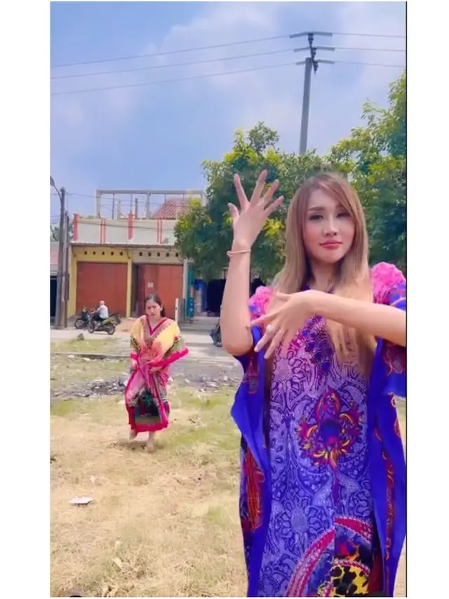 Kerap Kolab Bareng, Ini 6 Potret Keakraban Farida Nurhan dan Lucinta Luna